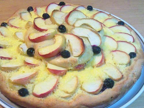 Пирог с яблоками и черноплодной рябиной