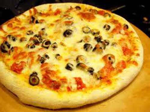 Пицца с оливками, сыром и чесноком
