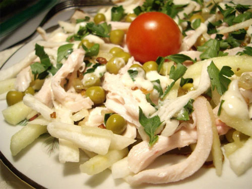 Рецепт витаминного салата из редьки с курицей
