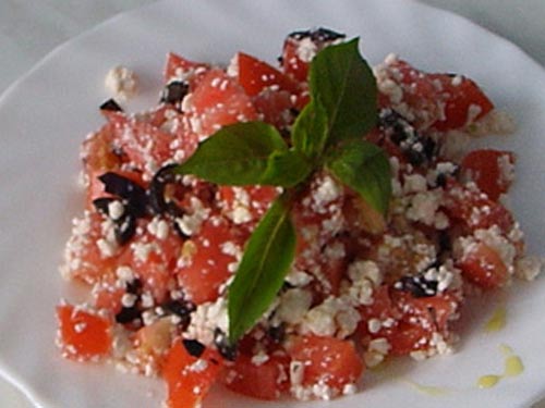 Салат Любимый с помидорами, творогом и базиликом