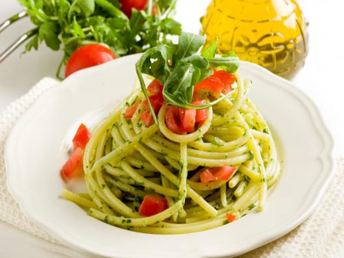 Спагетти с креветками и салатом «Рокет»